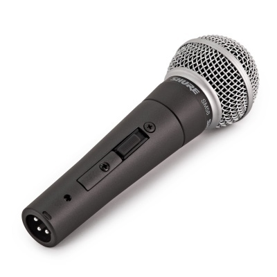 Microfone dinâmico preto e prateado com texto SHURE SM48
