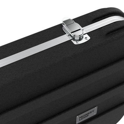 Mala preta rígida com fecho metálico e etiqueta CROSABAY