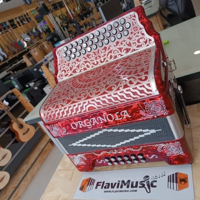 Gaita de foles vermelha e branca com padrões ornamentais e botões