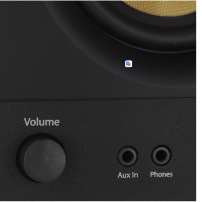 Painel frontal de equipamento de áudio preto com botão de volume e entradas auxiliares