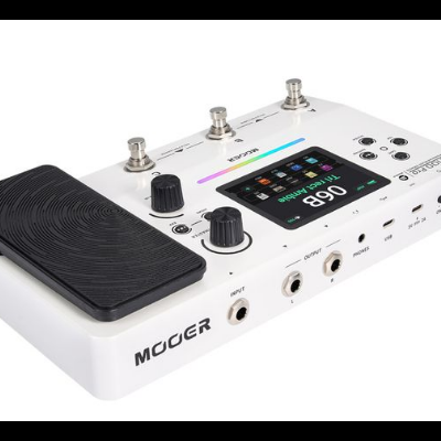 Pedaleira de guitarra MOOER branca com ecrã colorido, três pedais e pedal de expressão preto