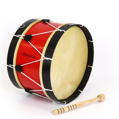 Tambor vermelho e preto com pele clara, cordas brancas e baqueta de madeira