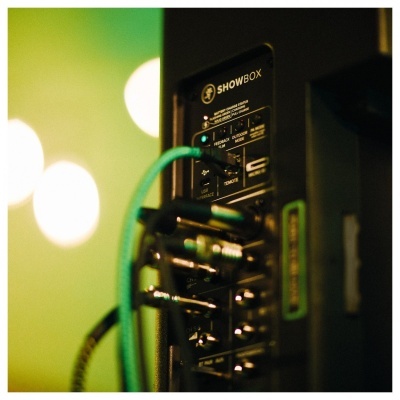 Painel traseiro coluna som preta SHOWBOX com cabos ligados