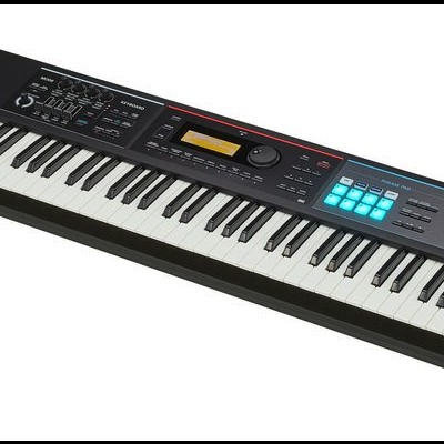 Teclado musical preto com teclas brancas e pretas e painel de controlo iluminado