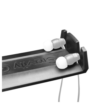 Fones de ouvido cinza e branco com cabo em suporte preto com texto Cleviv