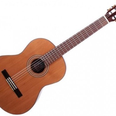 Guitarra clássica em madeira castanha com seis cordas e tarraxas douradas