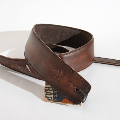 Correia de guitarra em pele castanha com etiqueta colorida