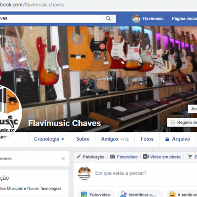 Página de Facebook da loja Flavimusic com várias guitarras elétricas expostas na parede