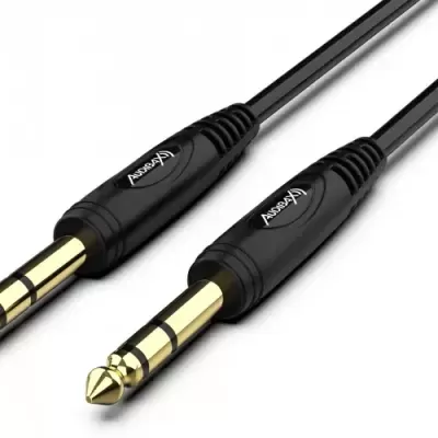 Cabo de áudio com conectores dourados 6,35 mm e cabo preto
