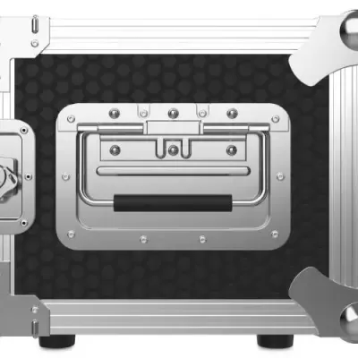 Caixa preta de transporte com reforços metálicos prateados e fecho de segurança