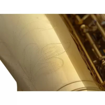 Parte de saxofone dourado com gravações decorativas e teclas