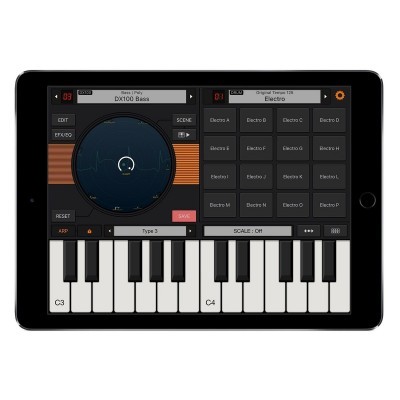 Tablet com interface de sintetizador musical digital a mostrar teclado e controlo de som