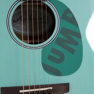 Guitarra acústica azul clara com guarda-pick verde e cordas de metal