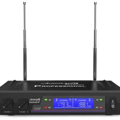 sistema de microfone sem fios preto com duas antenas e visor digital azul