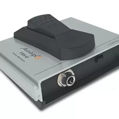 Dispositivo electrónico cinzento com botão preto e entrada metálica redonda