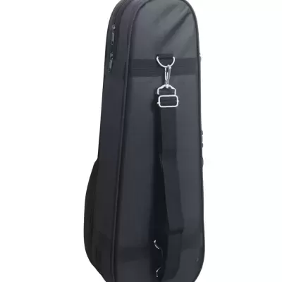 Estojo preto para instrumento musical com alça removível e fecho de correr.