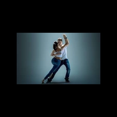 Casal a dançar com roupa casual azul e branca num fundo cinzento