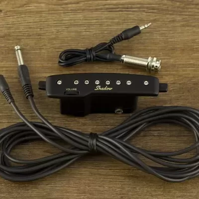 Captador Shadow preto com cabos em superfície de madeira