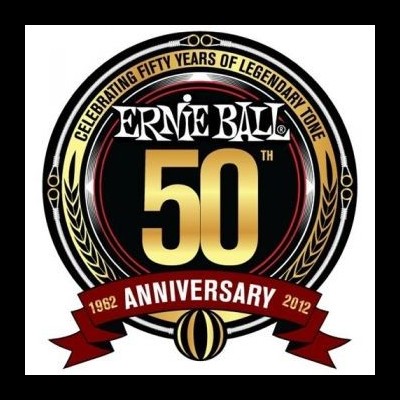 Logotipo comemorativo preto, dourado e vermelho de 50 anos da Ernie Ball