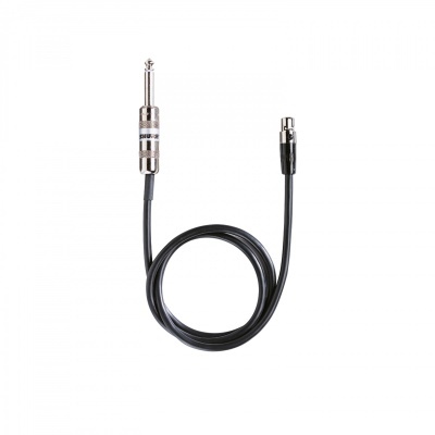 Cabo de áudio preto com conector jack e conector XLR em fundo branco
