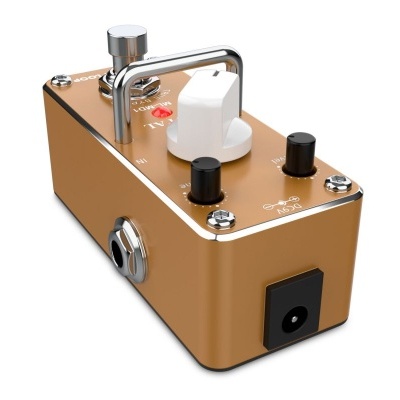 Pedal de efeito para guitarra cor bronze com botões e conectores