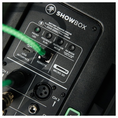 Painel traseiro de equipamento de áudio preto com conexões e texto branco