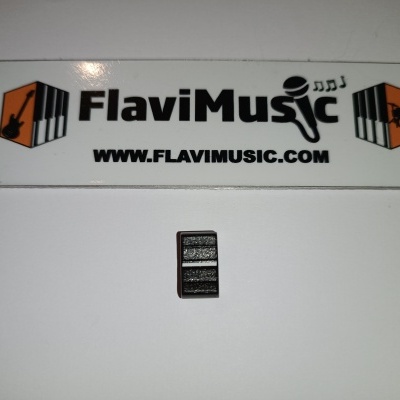 Etiqueta adesiva FlaviMusic DJ com logotipo e site, e pequeno objeto retangular preto sobre superfície branca