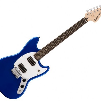 Guitarra elétrica azul com braço castanho escuro e escudo branco