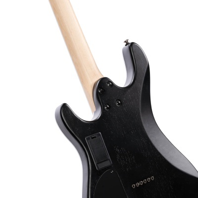 Guitarra elétrica preta vista de trás com braço em madeira clara