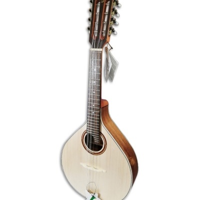 Cavaquinho em madeira clara e escura com etiqueta pendurada