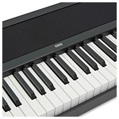 Teclado musical KORG preto com teclas brancas e pretas e nome da marca visível