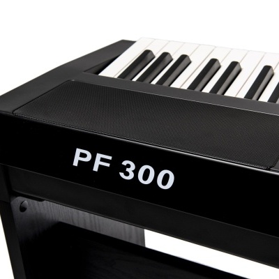 Piano digital preto com teclas brancas e pretas e texto PF 300 na lateral
