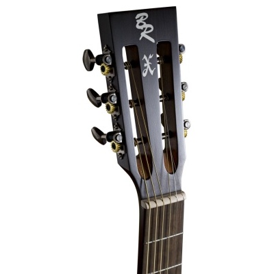 Cabeça de guitarra acústica preta com tarraxas douradas e pretas e logotipo BRX