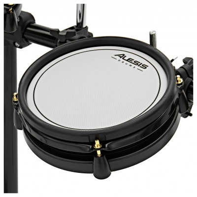 Tambor de bateria eletrónica Alesis preto e branco num suporte preto