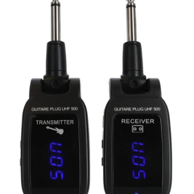 Dispositivos pretos transmissor e recetor para guitarra com conectores jack e ecrãs digitais azuis.