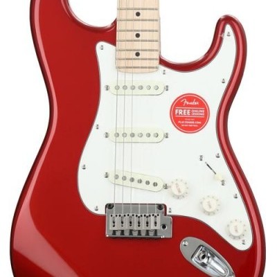 Guitarra elétrica Fender vermelha com braço de madeira clara.