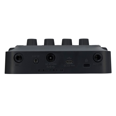 Dispositivo electrónico preto com botões e várias entradas e saídas etiquetadas