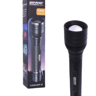 Lanterna preta Power Flashlight 30 ao lado da caixa preta com texto 1200 lumens.