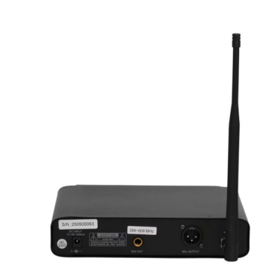 Equipamento eletrônico preto com antena e etiquetas de especificações sobre fundo branco