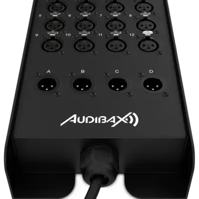 Interface de áudio preta com múltiplas entradas e saídas XLR, marca AUDIBAX