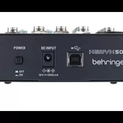 Vista traseira do equipamento Behringer HEAVY H502S com portas e botões