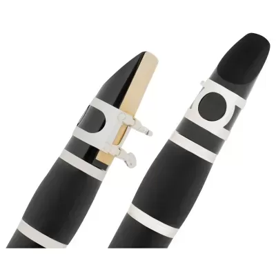 Bocas de clarinete preto com anéis prateados e palheta clara