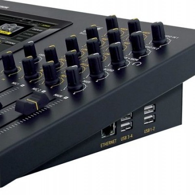 Mesa de mistura digital preta com botões rotativos e faders deslizantes