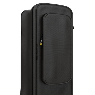 Mala de viagem rígida preta com bolso frontal e zíper.