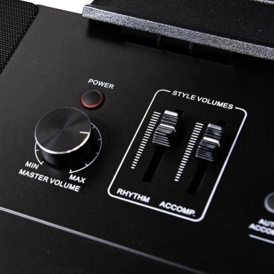 Painel de controlo de teclado musical preto com botões e controlos de volume