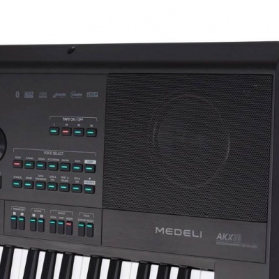 Teclado musical preto Medeli AKX95 com teclado branco e preto, botões azuis e altifalante