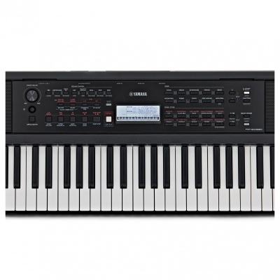 Teclado musical Yamaha preto com 61 teclas e painel de controlo digital central