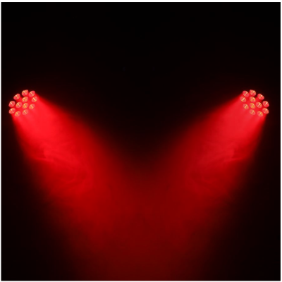 Luzes de palco LED vermelhas com feixes em fundo preto.