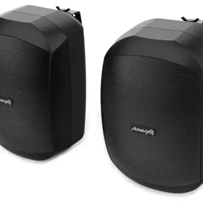 Par de colunas de som pretas Audibax sobre fundo branco