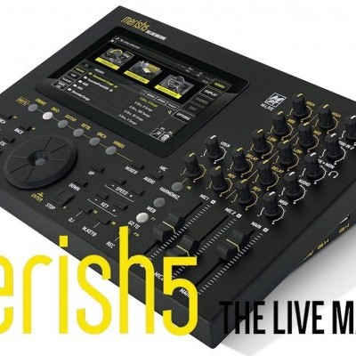 Aparelho Merish5 preto com ecrã digital e botões, texto 'merish5 THE LIVE MACHINE'